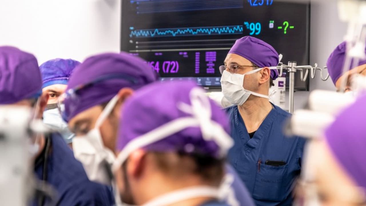 El pediatra José Iglesias (de lentes) del Cook Children´s en el norte de Texas, participa en la operación para separar a las siamesas Lynn el 23 de enero del 2023.