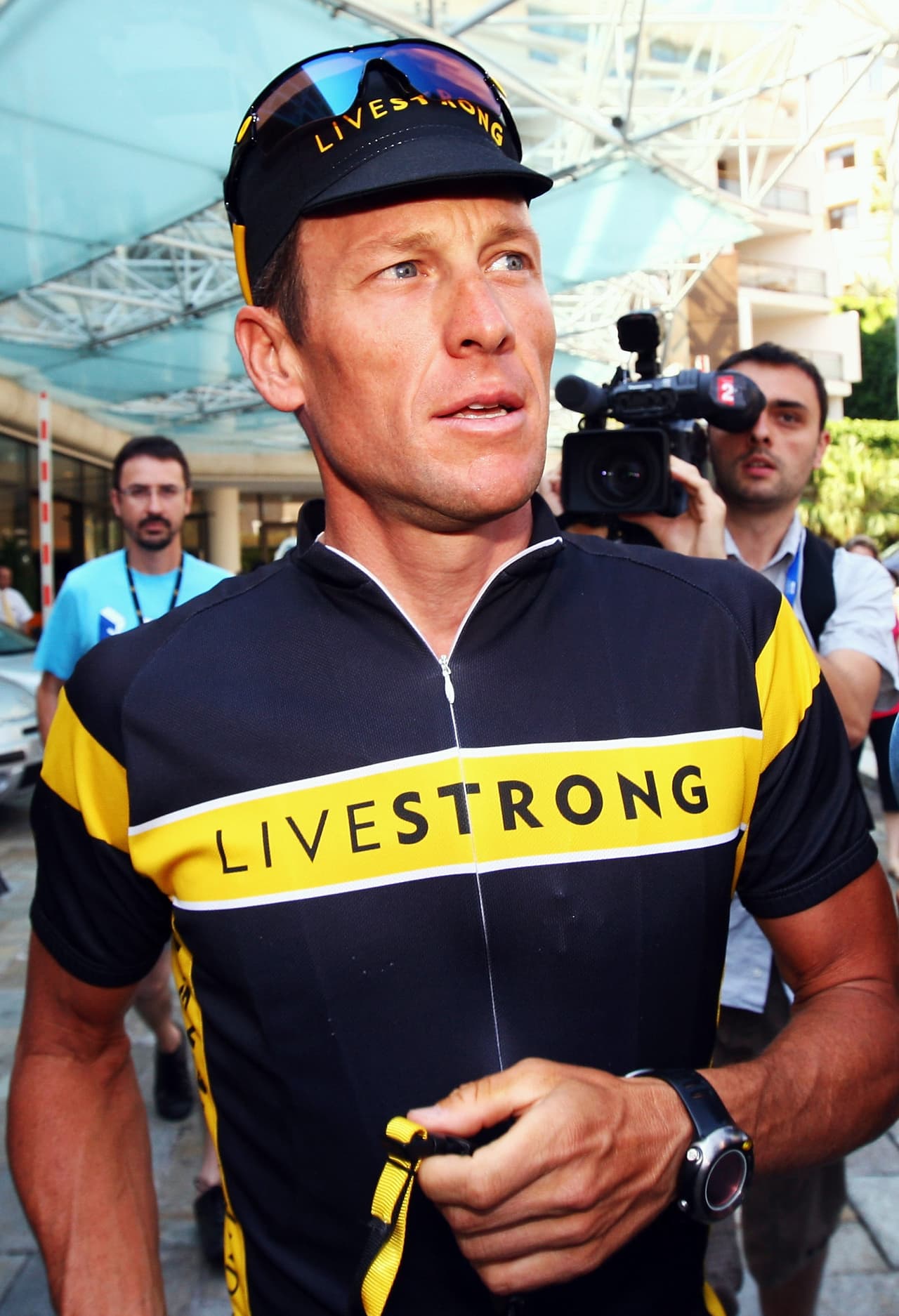 El ciclista estadounidense, Lance Armstrong, campeón de ‘Tour de France’ por muchos años, fue acusado de consumir sustancias prohibidas para mejorar su rendimiento; sus 7 títulos le fueron retirados.