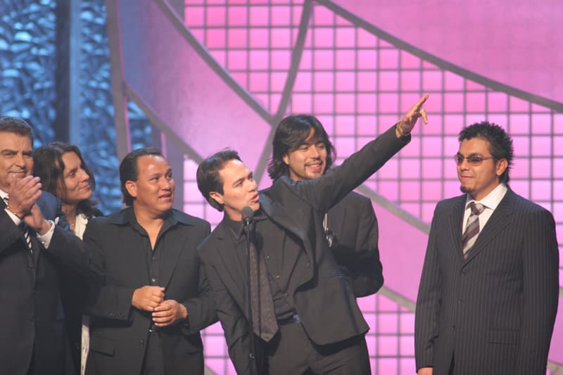 El público se puso de pie para la entrega del Premio a la Excelencia, y en esta ocasión fue para.. ¡Los Temerarios! El gurpo tenía hasta ese momento dieciocho años de trayectoria y 30 discos publicados.
