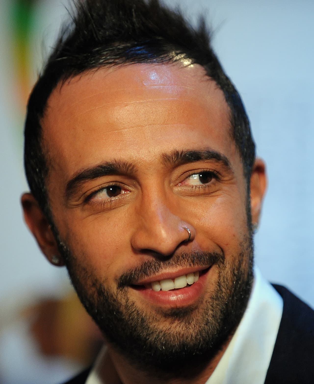 Mario puede hablar sobre cómo es trabajar en una banda ya que él forma parte del grupo Camila.