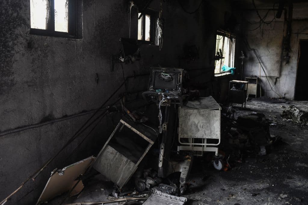 Otros aparatos médicos se ven calcinados en el interior de una habitación que quedó destrozada por las llamas.