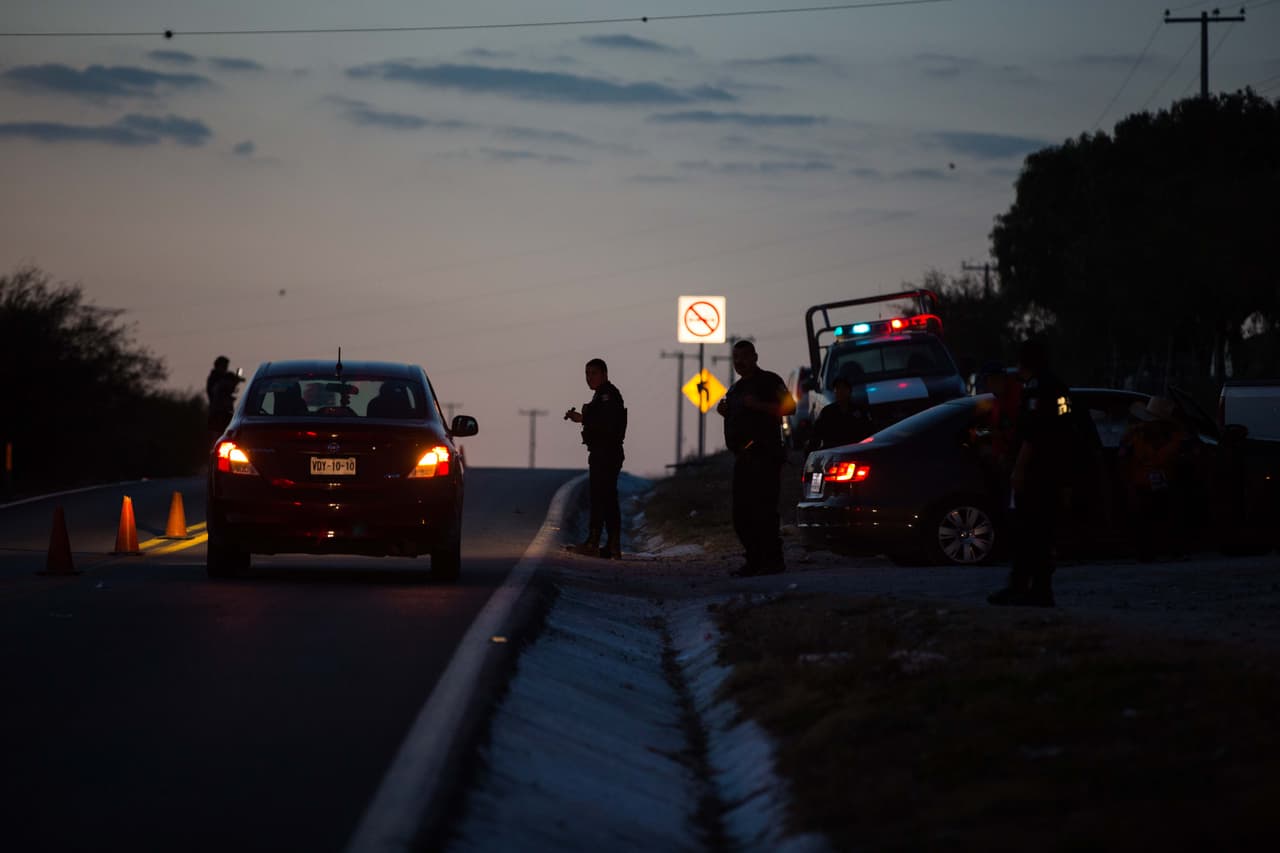 Policías supervisan la calle enfrente de la casa de los Ibarra la noche antes de los XV de Rubí. Se desplegaron policías estatales y municipales; solamente estatales había 130, según el General Ángel Gámez Segovia, Director General de Seguridad Pública de San Luis Potosí, quien estaba presente en el evento supervisando todo. Almudena Toral