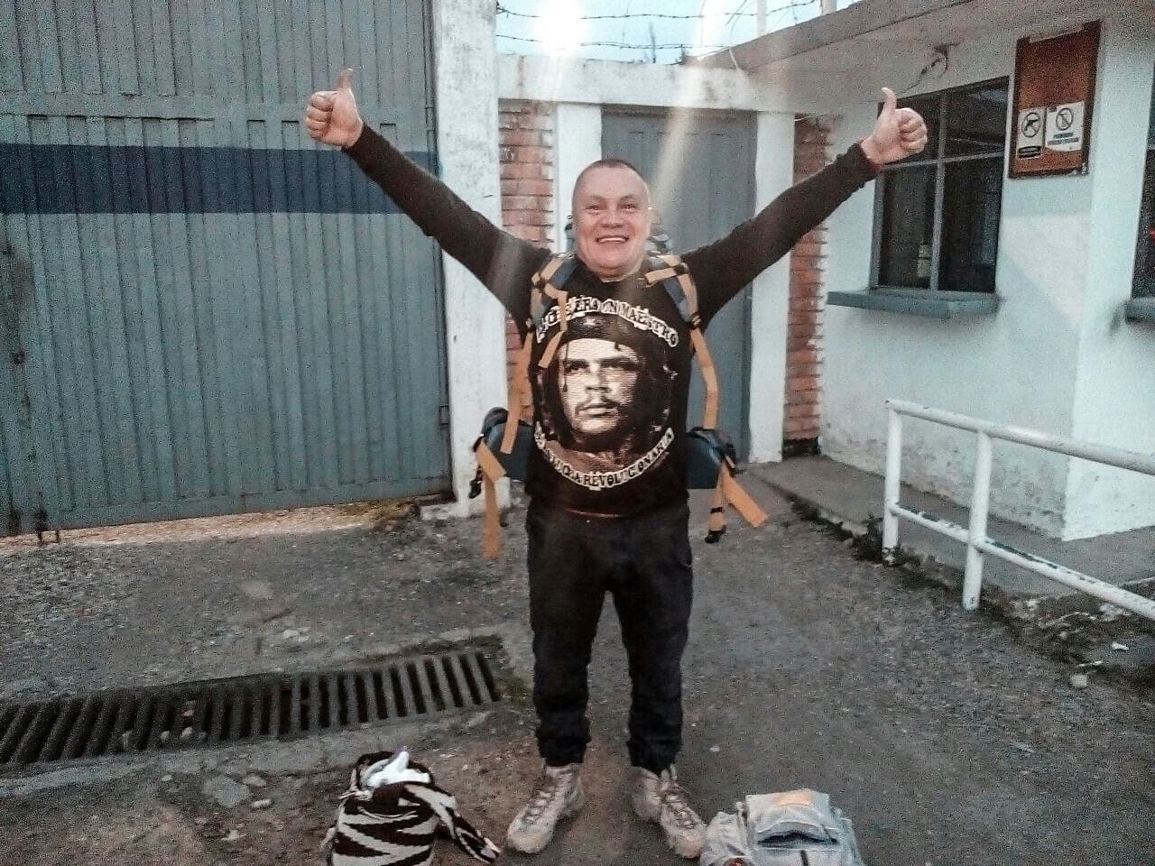 Desde que salió el libertad, el 24 de mayo, Robinson 22 publica cada día en Facebook una nueva primera foto. Esta es la de su primer gesto de victoria en la calle.