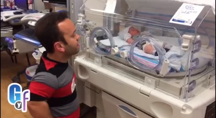 Carlitos no deja de cuidar y estar pendiente de él