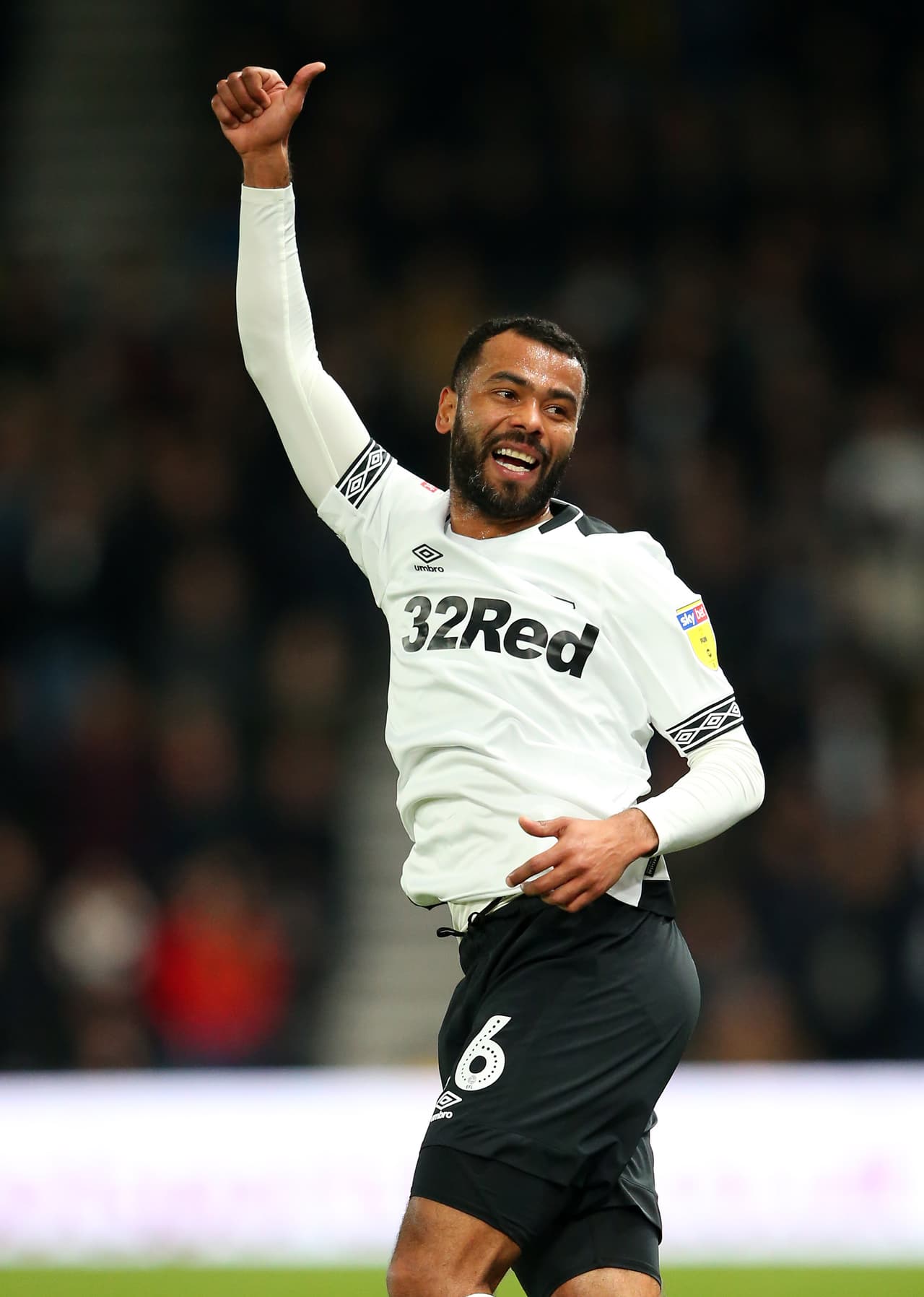 De acuerdo a la periodista 
<b>Katie Hind</b>, citada por The Sun, en las fechas en que la ahora 
<b><a href="https://www.univision.com/entretenimiento/la-media-hermana-de-meghan-markle-le-pide-disculpas-publicamente-y-quiere-una-segunda-oportunidad-video">duquesa de Sussex</a></b> y el cantante se comunicaban de manera electrónica, el futbolista inglés 
<b><a href="https://www.instagram.com/theofficialac3/" target="_blank">Ashley Cole</a></b> comenzaba a pretender a Meghan Markle e incluso la invitó a salir.