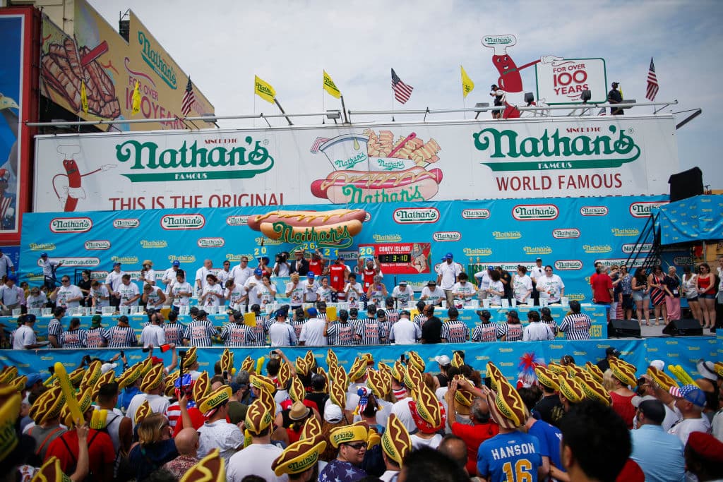 Miles de personas se reúnen para el concurso anual 'Nathan's Hot Dog Eating Contest' en el barrio de Coney Island del distrito de Brooklyn, en la ciudad de Nueva York.