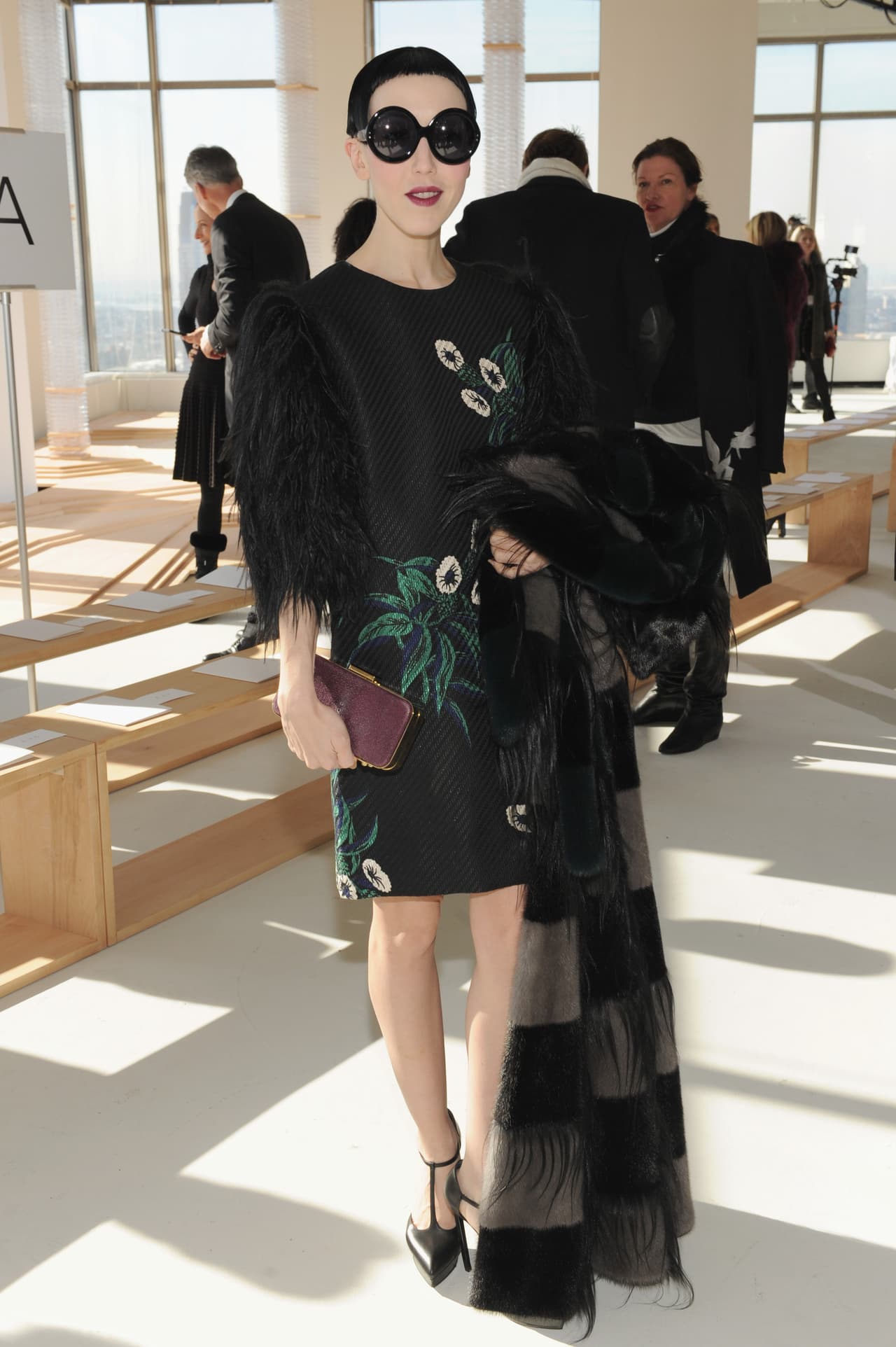 La semana de la moda de Nueva York se convierte en una pasarela privilegiada para ver a aquellas que logran sobresalir en la moda. De nuevo, Michelle Harper fue elegida como una de las mejor vestidas del front row en el desfile de Hugo Boss con un traje negro de mangas de plumas.