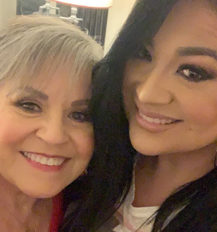 "
<b>Amo tanto a mi hermosa madre</b>. Esto fue tomado hace unos años en su fiesta de aniversario de bodas que tuvimos para ellos", escribió.
<br>