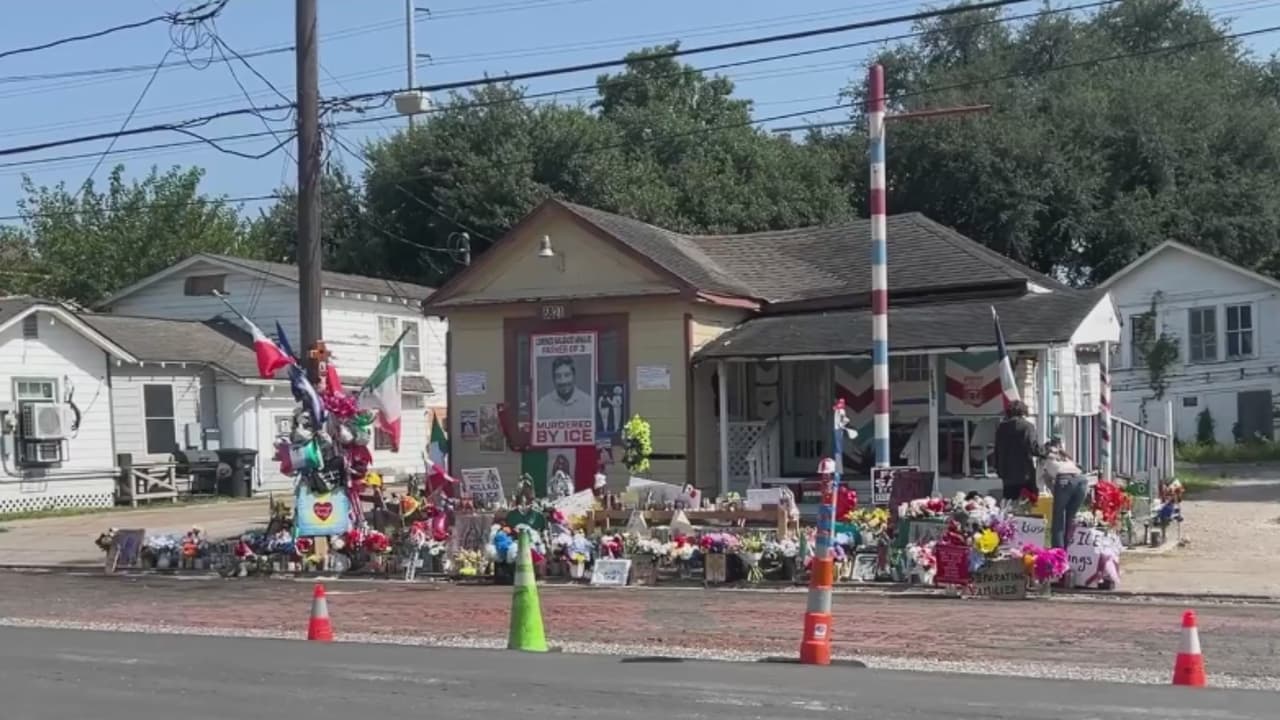 Hijos de Lorenzo Salgado retiran algunos objetos del altar en honor a su padre para guardarlos