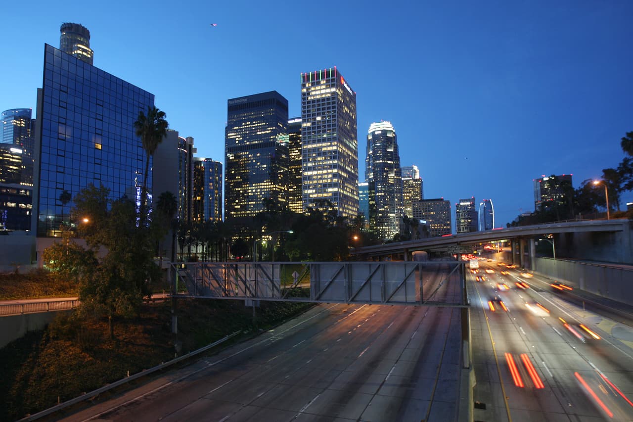 2- LOS ÁNGELES/ LONG BEACH/ SANTA ANA, CALIFORNIA- El 73% de las carreteras en esta región están dañadas. Los conductores gastan $1,031 adicional para componer los daños en sus carros resultado de las malas condiciones del pavimento.