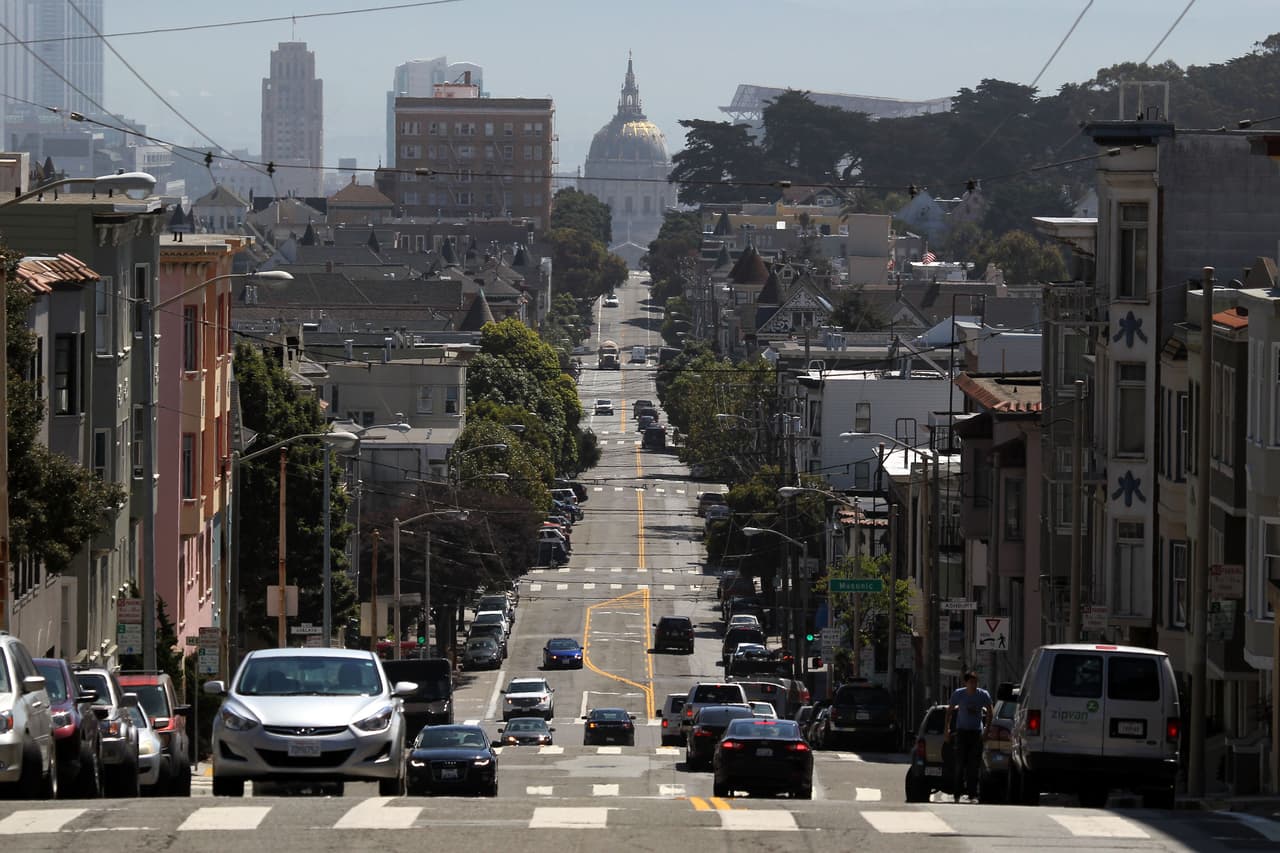 1- SAN FRANCISCO/ OAKLAND, CALIFORNIA- Estas ciudades lograron obtener el primer sitio en el ranking luego de que el 74% de sus caminos y carreteras tienen defectos. Los dueños de automóviles gastan en promedio $1,044 anuales adicional como mantenimiento a sus unidades debido a las carreteras en mal estado.