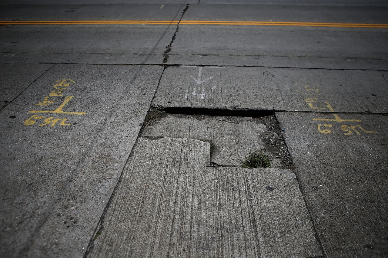 7- NUEVA YORK/ NEWARK, NUEVA YORK- Baches, rupturas y otro tipo de fallas están presentes en el 51% de las vías en Nueva York. El residente de NY gasta $791 más para el mantenimiento de sus vehículos.