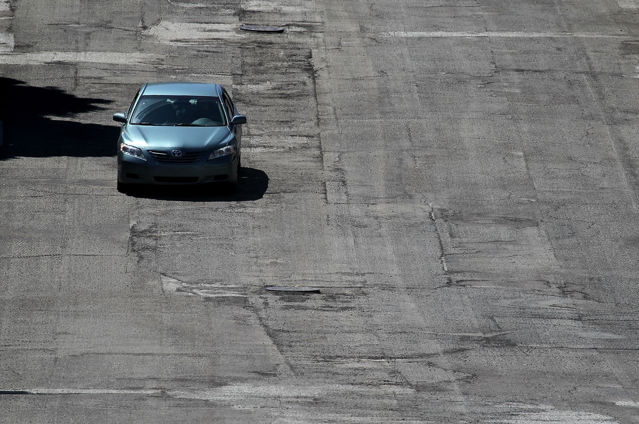 12- SAN ANTONIO, TEXAS- Si visitas San Antonio, o vives ahí, te darás cuenta de que el 49% de sus calles y carreteras tienen algún tipo de fallo. El residente que tiene que lidiar con ello debe gastar $838 de más para restaurar sus carros.