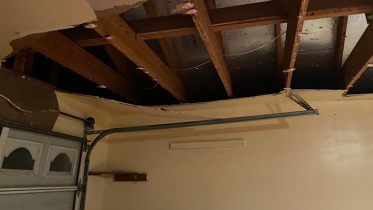 Rog Tolentino también nos envió esta imagen del techo de su casa donde se desplomó una parte de la misma vivienda.