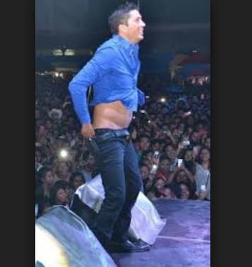 Pero además al 'Flaco' le gusta bajarse los pantalones en el escenario para provocar el griterío de sus fans.