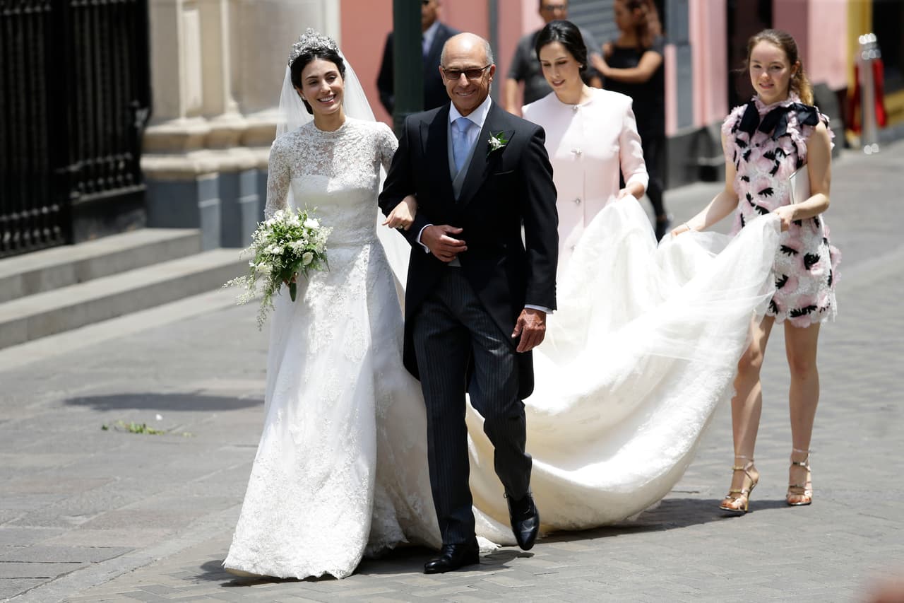 La joven de 25 años llegó del brazo de su padre, el empresario Felipe de Osma, desvelando así uno de los secretos mejor guardados: el vestido de novia.