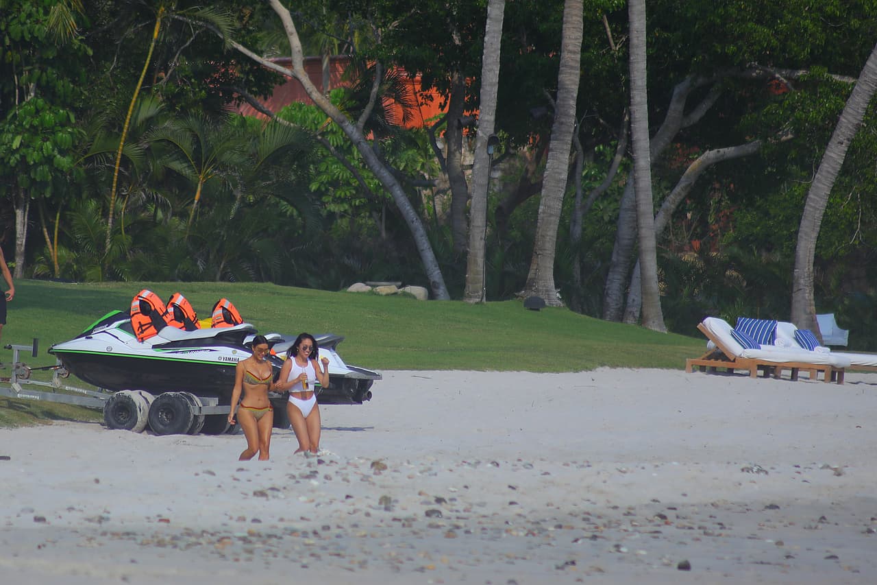 Kim Kardashian pasó el fin de semana del 22 de abril de 2017 en el resort Casa Aramara, en Tulum, México. Allí estuvo en la playa con Stephanie Sheppard, su asistente, mientras tomaba una cerveza. Además, Kourtney Kardashian también estuvo con amigas en el lugar.