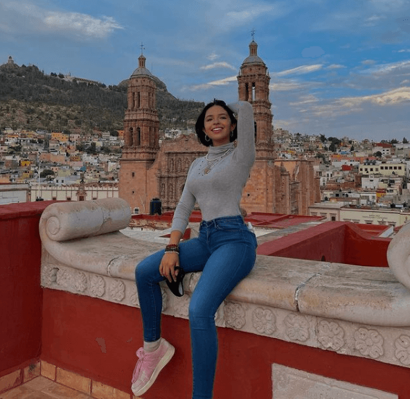 Algunos de sus pasatiempos favoritos son: leer y cocinar. 
<br>