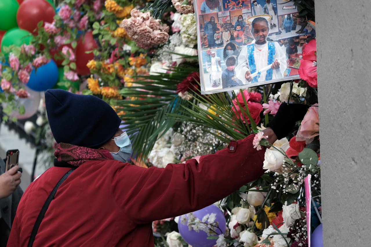 Con el paso de los días, el lugar se fue llenando de objetos en honor a los fallecidos, de los cuales, ocho eran niños.