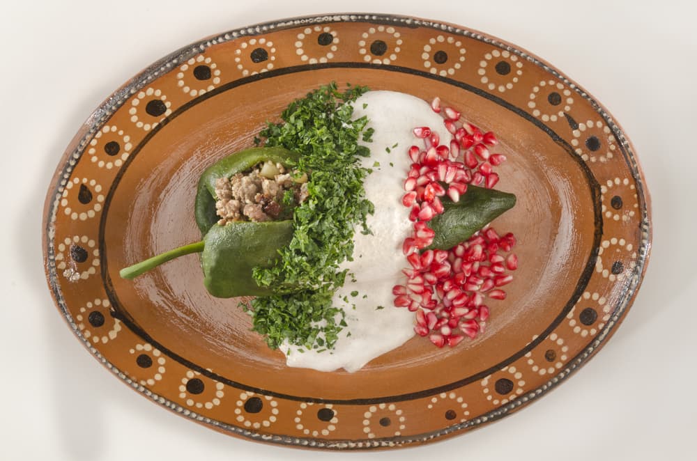 El momento perfecto para rellenar los chiles, es cuando la preparación este un poco fría.