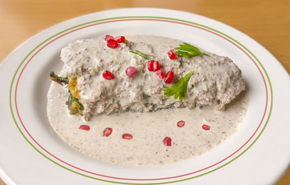 Algunas personas lo que más se les dificulta es capear los chiles, pero no debes de tener miedo. Primero se baten las claras luego se mezclan bien con las yemas. Ahora se pasan los chiles rellenos por harina y en seguida por los huevos batidos para después llevarlos a un sartén con aceite muy caliente, voltéalos por todos lados y al final escúrrelos en una charola con papel para que se escurra el sobrante de grasa.