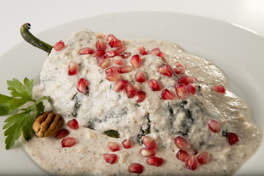 Los chiles en nogada son un plato típico mexicano del estado de Puebla, es un platillo delicioso y que cobra su fama justamente en este mes patrio.