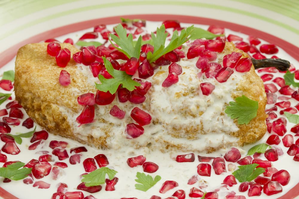 La receta debe ser preparada con atención para que salga de diez, primero se tuestan los chiles y se envuelven en una bolsa de plástico se dejan por media hora y después se desvenan, se les quita la piel y se lavan. Se deben abrir con mucho cuidado por un lado cuidando de no llegar a los extremos.