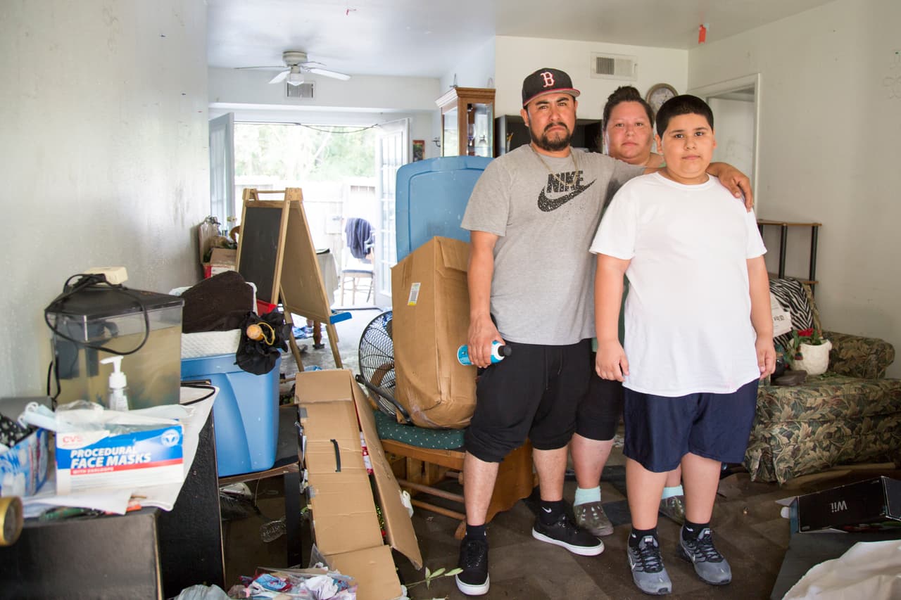 Ramón Puebla, su esposa y su hijo de 10 años tuvieron que ser evacuados de su apartamento en lanchas cuando el agua les llegaba a la cintura. Como todos sus vecinos, regresaron para tratar de recuperar algunas de sus pertenencias.
<br>