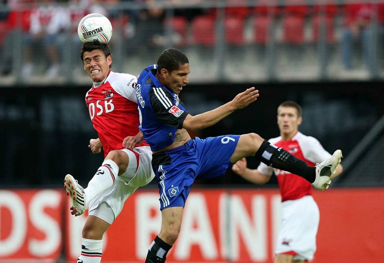 En diciembre de 2007, casi dos años después de su debut, dio el salto a Europa para jugar en el AZ Alkmaar en Holanda tras firmar un contrato de cuatro temporadas.