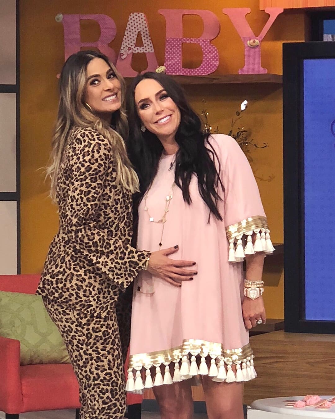 Y agregó: "Gracias por ser parte de la familia💕 (luego les presento a la otra pareja de padrinos que nos harán también el honor, solo que aún no saben jajaja ) Feliz y agradecida siempre 🙏🏼".