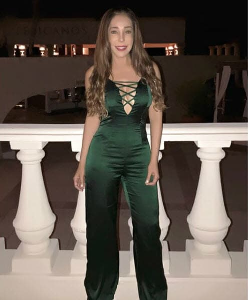 Gelena lució radiante vistiendo un jumper de color verde.