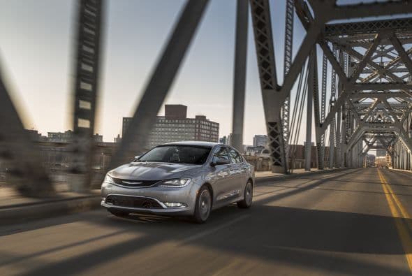 Medianos Precio Moderado: Chrysler 200 2015- Desde su llegada al mercado, Chrysler aseguró que el 200 tiene como objetivo de competir y vencer a los mejores vehículos de la industria. Por ese motivo, la marca dispuso que este modelo equipe el motor Pentastar V6 3.6L de 295 hp y 262 lb-pie de torsión que supera en potencia al Honda Accord, Toyota Camry, Ford Fusion y Chevrolet Malibu. La segunda opción es un Tigershark MultiAir II de 2.4L de cuatro cilindros que ofrece hasta 36 millas por galón en carretera.