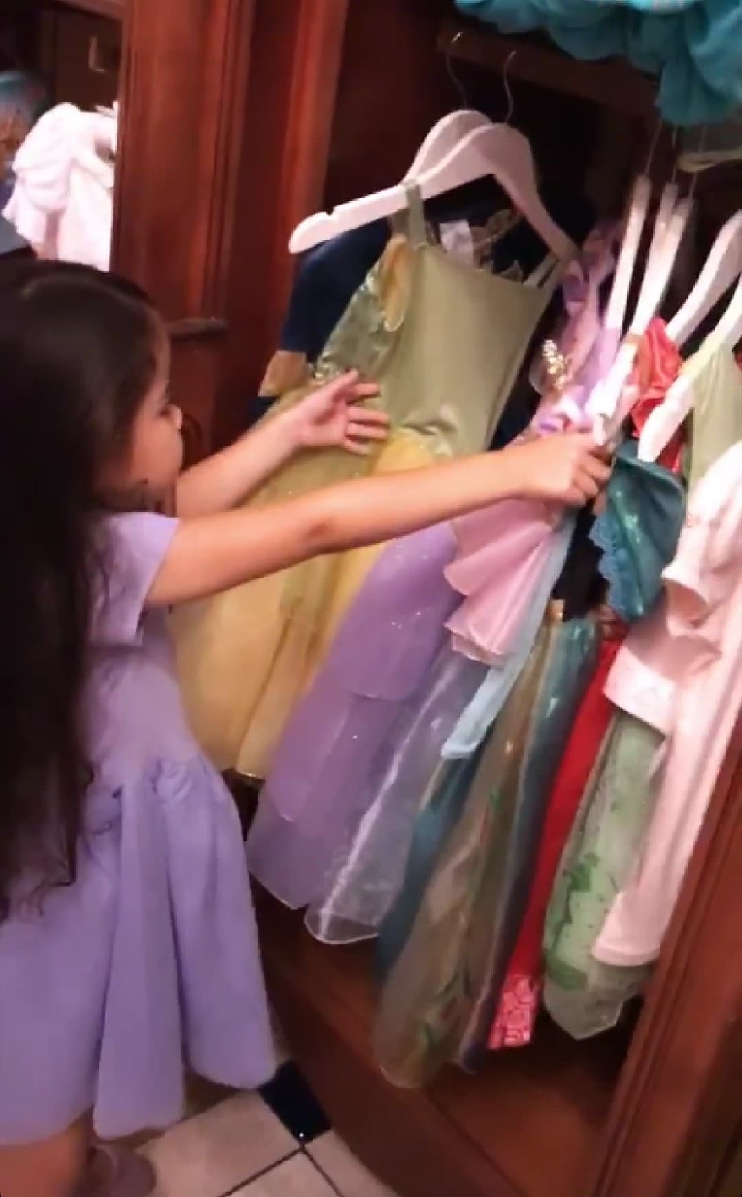 La pequeña festejó sus 4 años a principios de mayo y sigue recibiendo regalos, esta vez fue una transformación digna de la realeza de la cabeza a los pies. En la fotografía captada por su mami la vemos realizando la elección del vestido, por supuesto, se inclinó por Rapunzel, su princesa favorita.