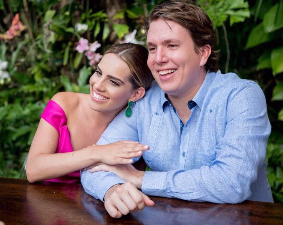 Los novios listos para dar el gran paso con sus seres queridos como testigos de su amor.