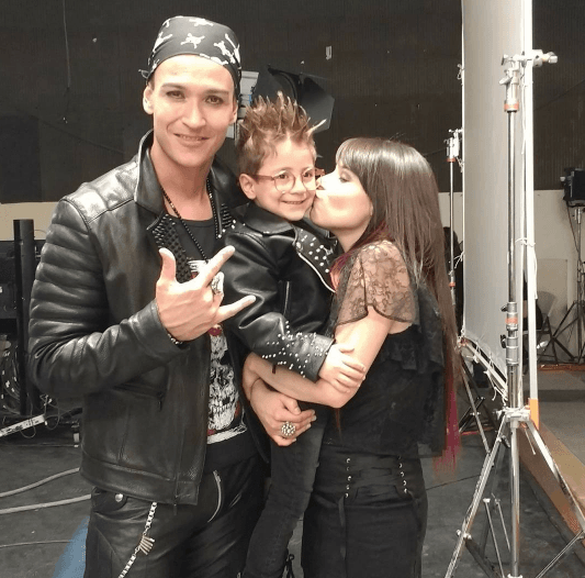 El Morris tiene una familia muy 'darks' y todos los vecinos lo adoran por sus ocurrencias.