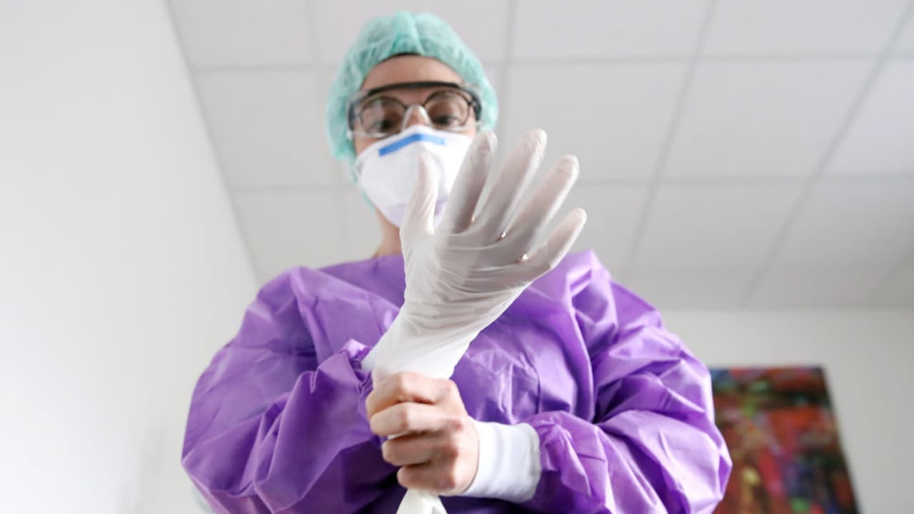 “Es un desastre humano”, dijo la supervisora del condado de Los Ángeles, Hilda Solís, con respecto a la cantidad de personas que han fallecido debido al coronavirus. (
<a href="https://www.univision.com/local/los-angeles-kmex/el-plan-de-las-autoridades-en-el-condado-de-los-angeles-para-contrarrestar-un-nuevo-brote-de-coronavirus-video">Ver video</a>)