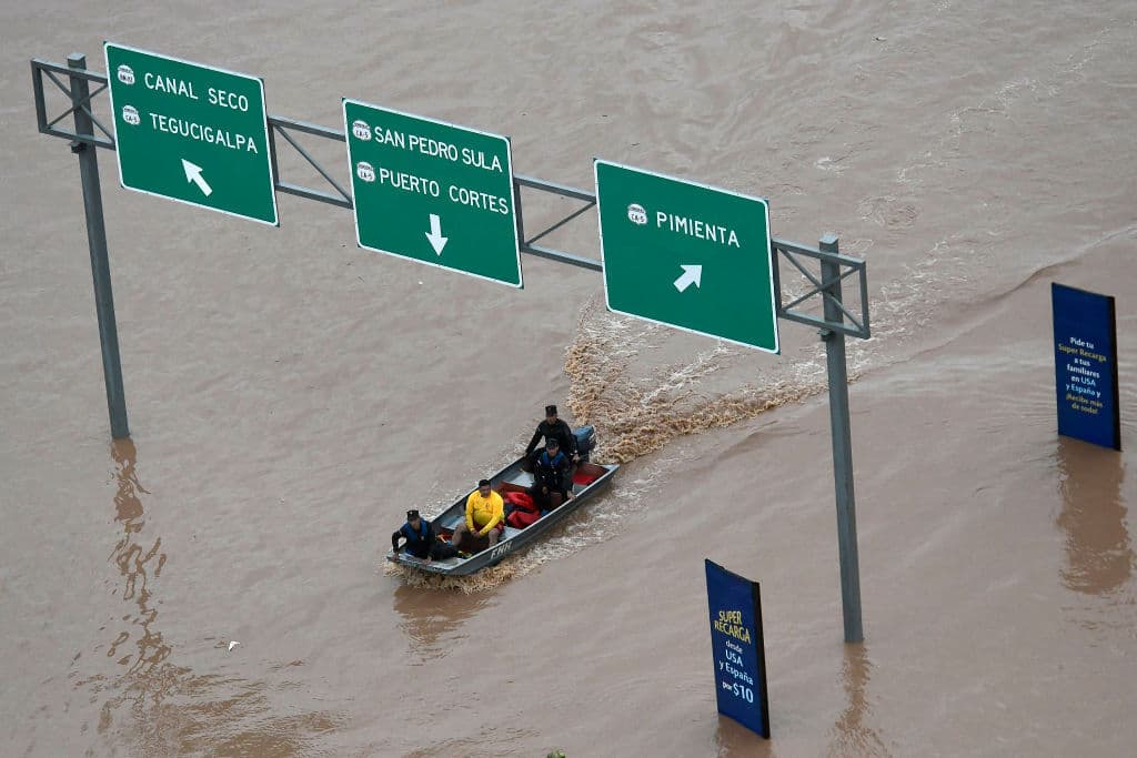 Tras el paso de Iota y Eta, ¿ayudará Estados Unidos a Honduras y Nicaragua como hizo tras el huracán Mitch?