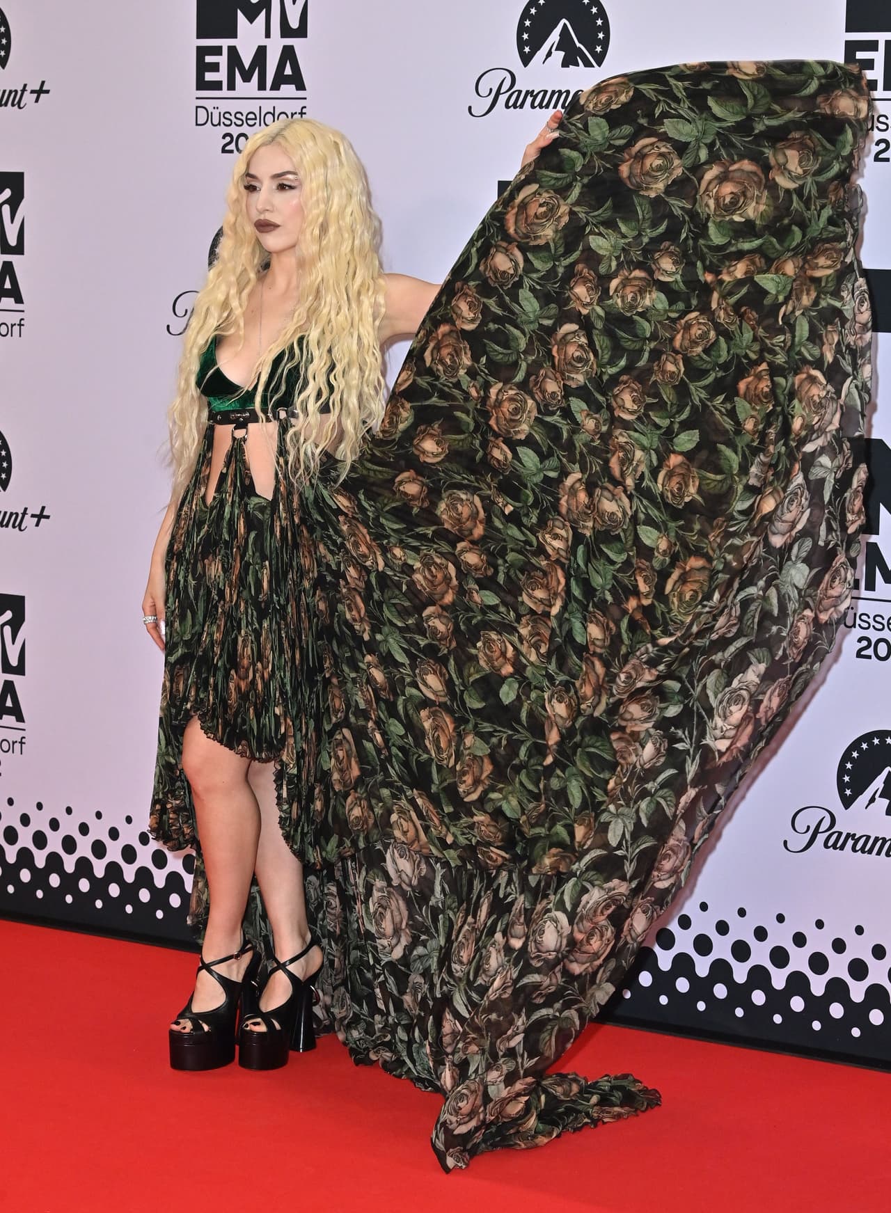 El vestido de ella fue uno de los que más llamaron la atención por la cola que tenía.