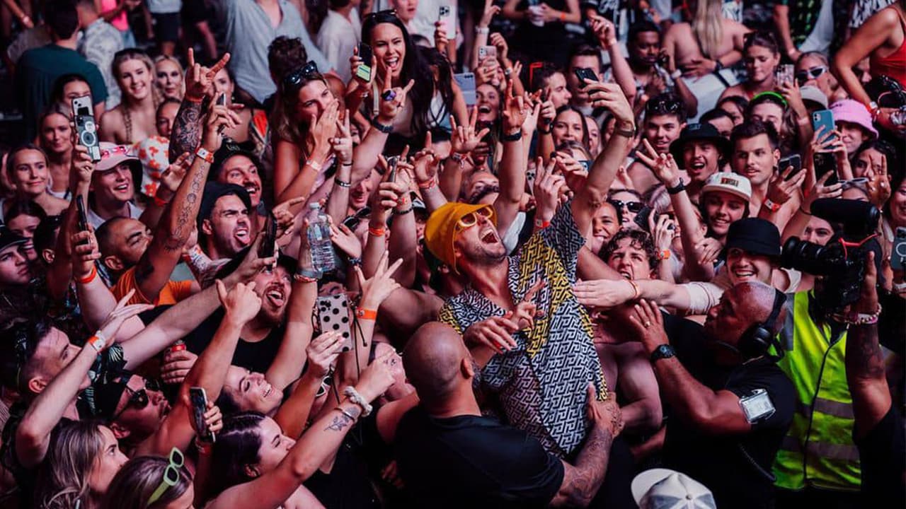 <b>House y Techno con Fisher en Pilsen</b>
<br>Si lo tuyo es festejar sin descansar, Pilsen tiene el evento ideal para que reibas el año nuevo. DJ Fisher se presenta en Radius, en una fiesta que promete no dar descanso a tus pies.
<br>
<br>
<b>¿Dónde?</b> Radius (640 West Cermark Rd. Chicago, Il.)
<br>
<b>¿Cuándo?</b> 31 de diciembre de 2022 a las 9 p.m.
<br>
<b>¿Precio?</b> A partir de $190. Puedes reservar tus accesos en
<a href="https://www.axs.com/events/451531/fisher-tickets?skin=radius" target="_blank">este enlace</a>.