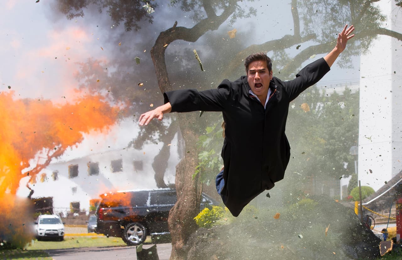 Sin embargo la bomba explotó y la onda expansiva alcanzó a Pablo.