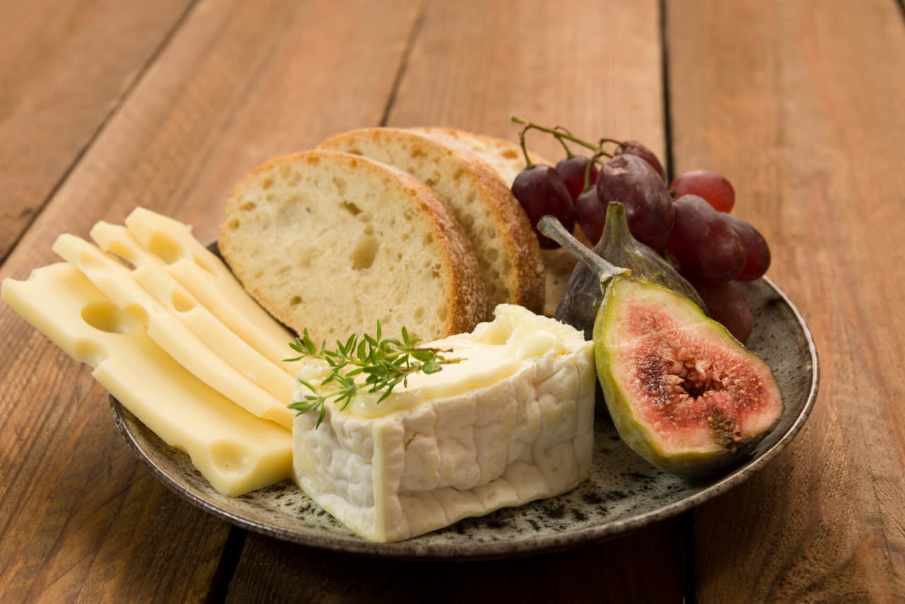 <b>La tabla de quesos: </b>en el contienente americano estamos acostumbrados a comer el queso como un aperitivo. En destinos como Francia el queso es tradicionalmente un plato que se sirve al final de la comida como un postre o un pre postre. Lo ideal es que estas tablas se compongan de quesos de diferentes intensidades (en el que se incluya quesos de corteza como el camembert y quesos enmohecidos como el azul) y preparados con diferentes tipos de leche (de oveja, cabra o de vaca). Se pueden acompañar con panes campesinos, con algunas mermeladas o miel.