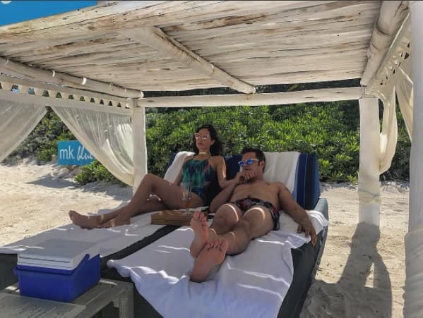 "
<b><a href="https://www.univision.com/entretenimiento/holatv/mark-tacher-revela-como-le-pidio-la-mano-a-cynthia-alesco-video" target="_blank">Me caso en Cozumel en un arranque</a></b>, la verdad en un arranque de locura, padrísimo, en una fiesta estábamos con sus amigos y dijimos: 'Sí, pues padre, vamos a casarnos, estamos planeando la boda religiosa y nos vamos a casar en seis meses, pues órale, buenísimo, vamos así, de una vez'", contó.
<br>