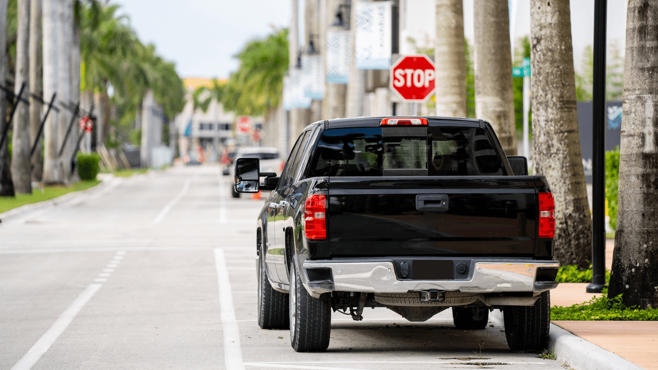 Residentes denuncian que los estafan al venderles vehículos robados con títulos falsos