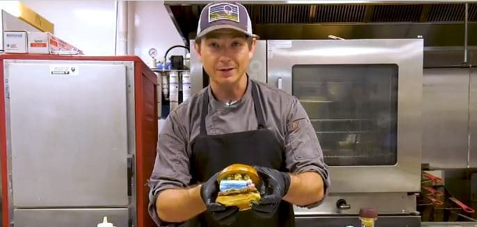 Equipo vende hamburguesas con algodón de azúcar para ayudar