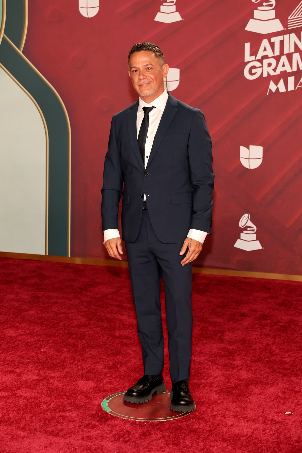 <b>Alejandro Sanz </b>vistió un traje negro.
