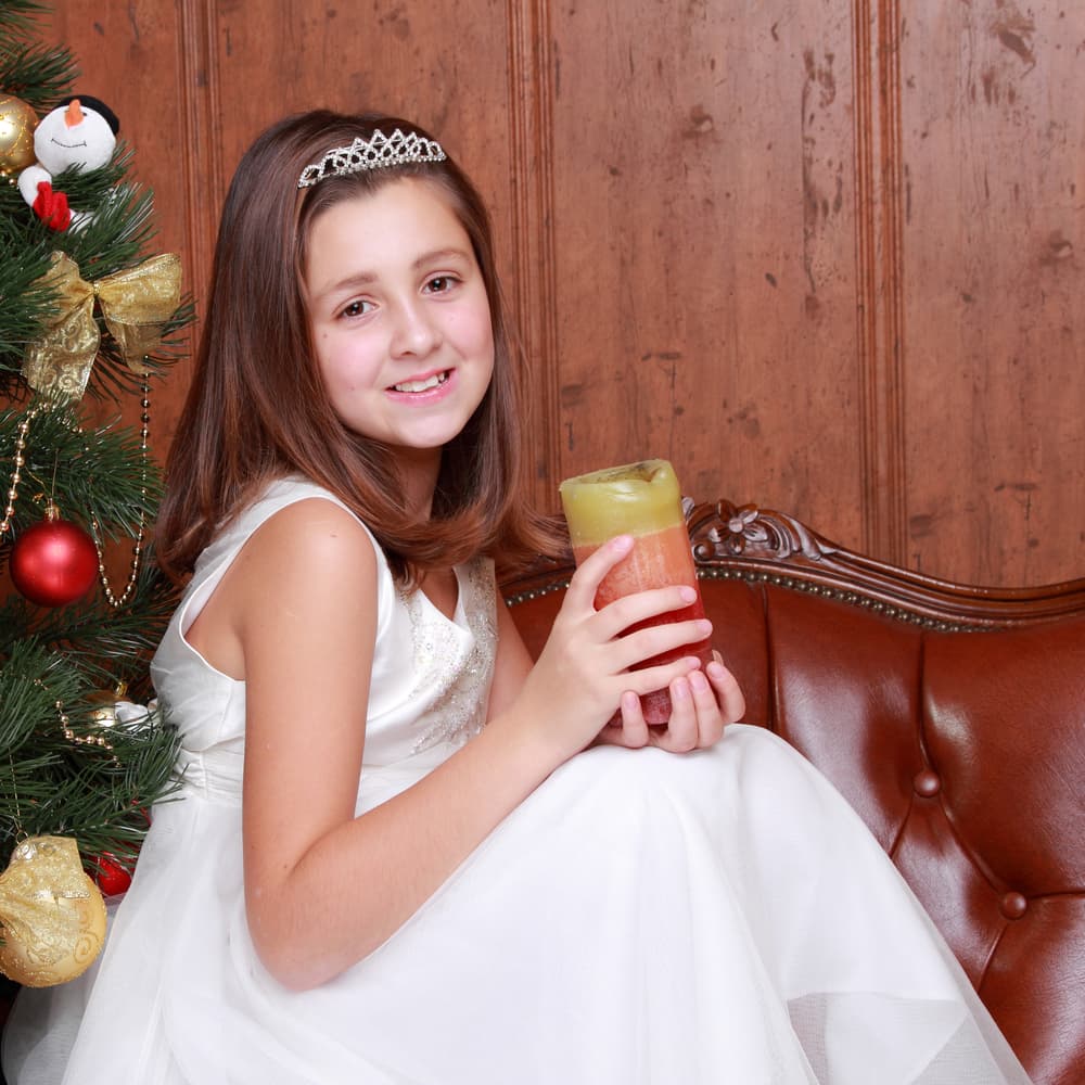 Ahora hagamos en familia un lindo centro de mesa para nuestro ritual. Primero debes conseguir tres velas. Pueden ser tres velas blancas o mezclar una blanca, una roja y otra verde, como los colores de la Navidad.