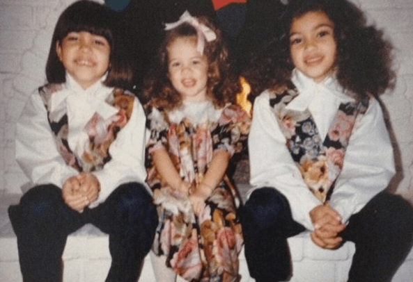 La matriarca de las Kardashian Jenner suele compartir instántaneas de antaño de sus retoños. Aquí aparecen de izquierda a derecha sus hijas Kourtney, Khloé y Kim Kardashian.