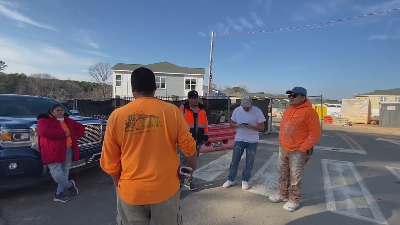 "Nos pidieron tener paciencia": trabajadores hispanos de la construcción en Wake Forest confían en que pronto se les pague 