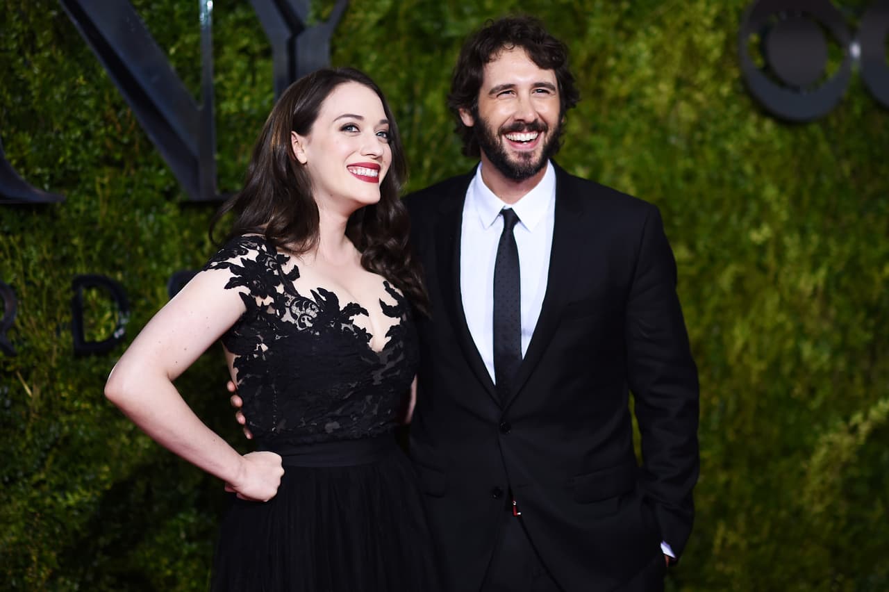 Kat Dennings y Josh Groban.
