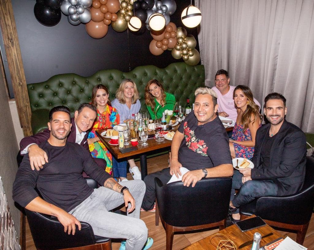 "¡Sin palabras con esta belleza de almuerzo de despedida que me organizó mi querido amigo @makeupbyfranz! ¡Sabía que me querías, pero no tenía idea que era TANTO!", escribió la colaboradora de Despierta América.